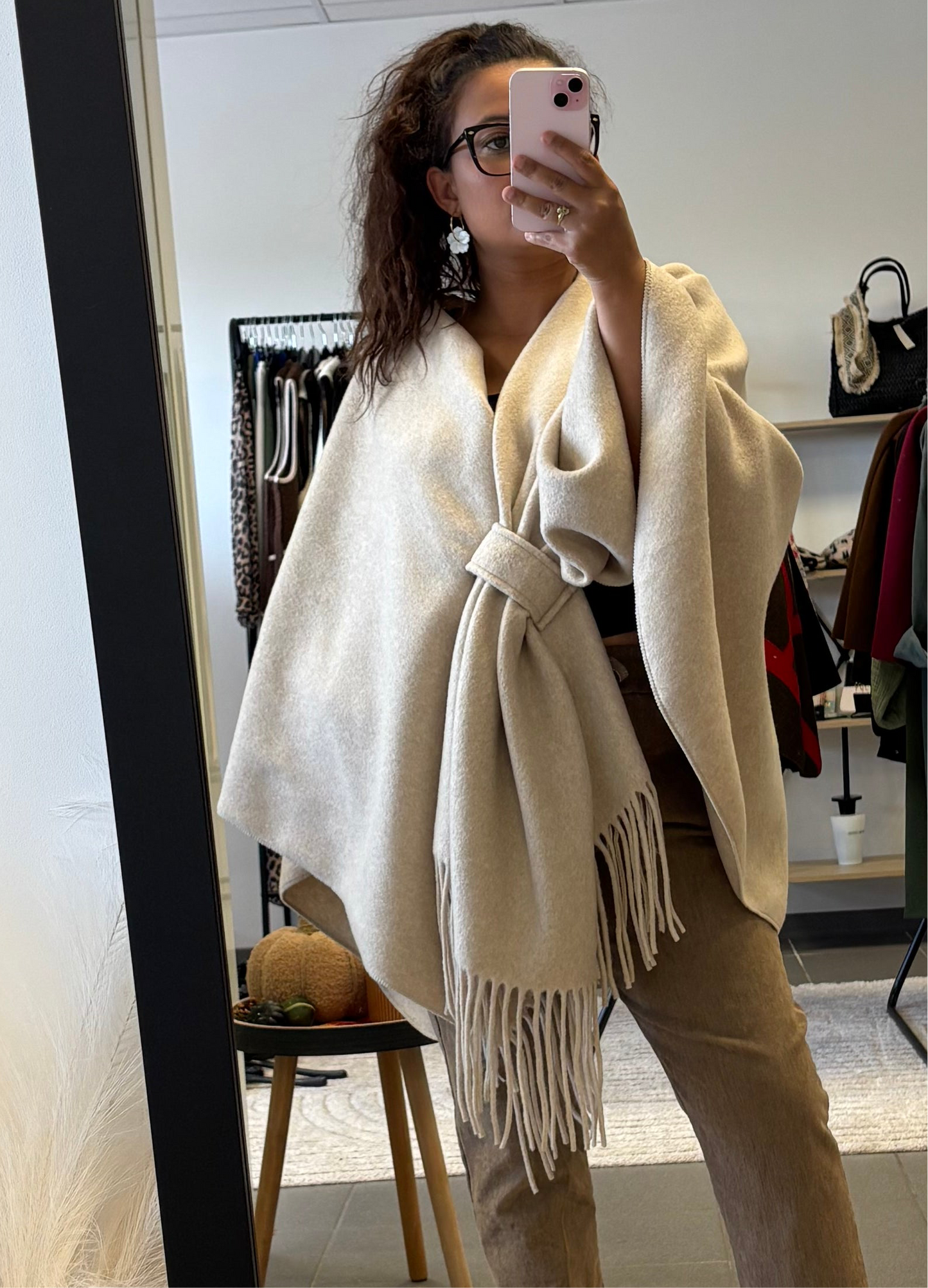 Poncho beige ceinturé à franges