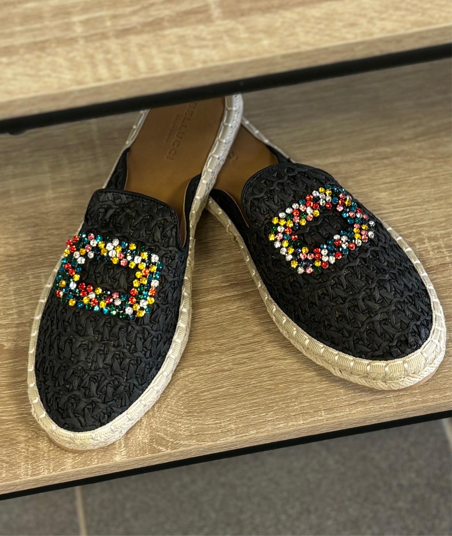 Espadrilles Noires Tressées – Détail Strass Multicolores