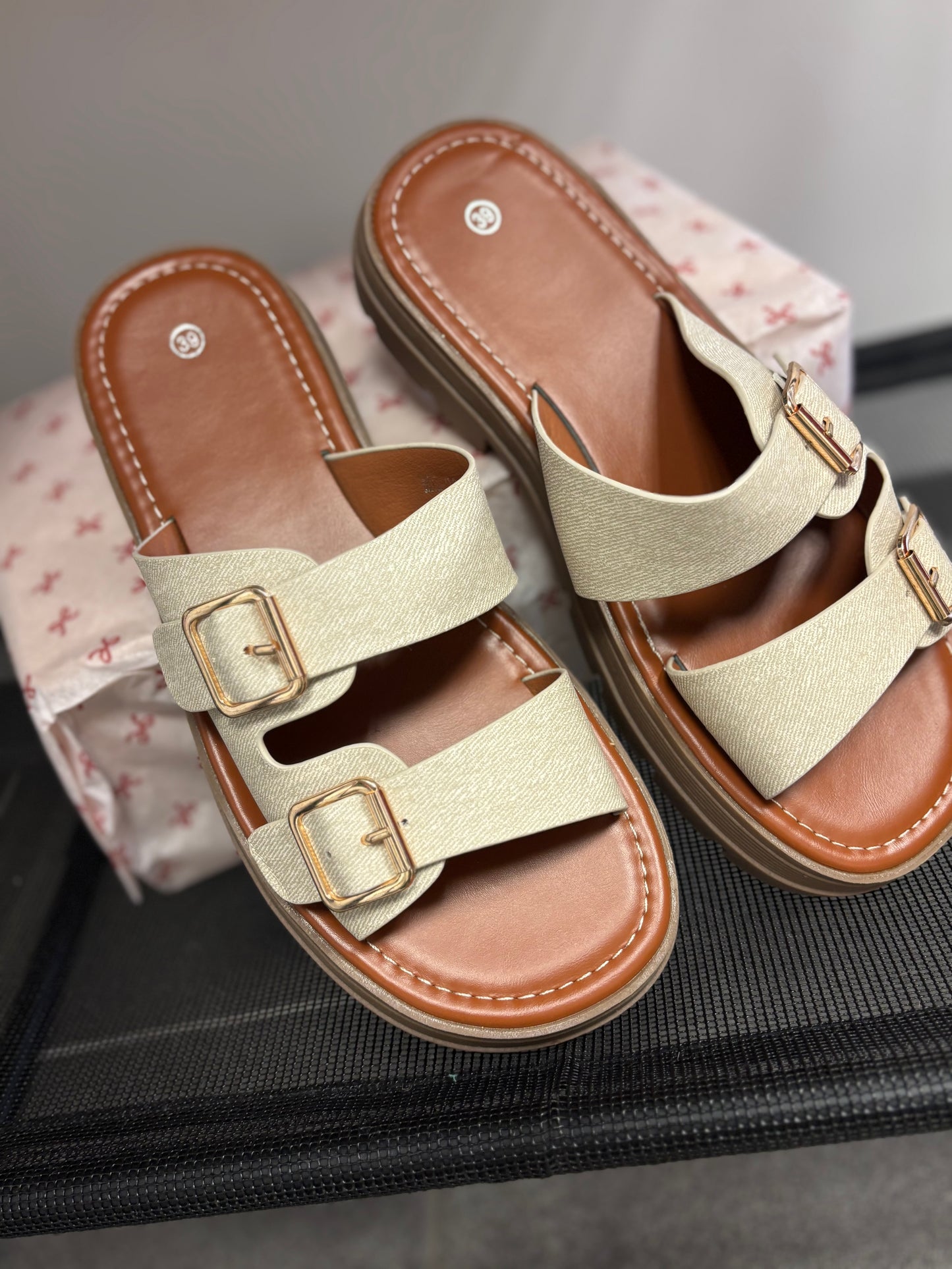 Sandales à boucles beiges – Élégance & confort