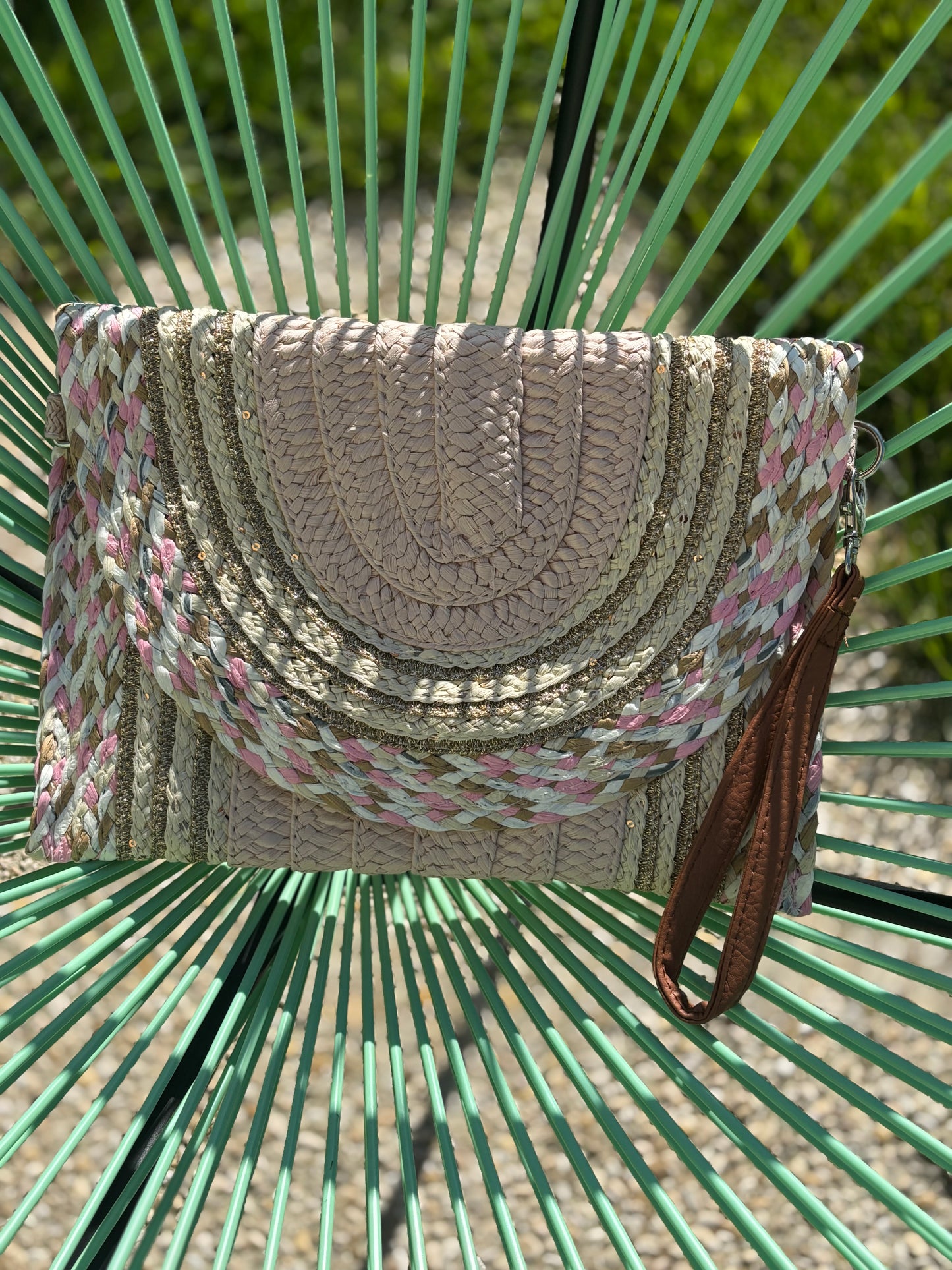 Pochette tressée en fibres naturelles – rose claire