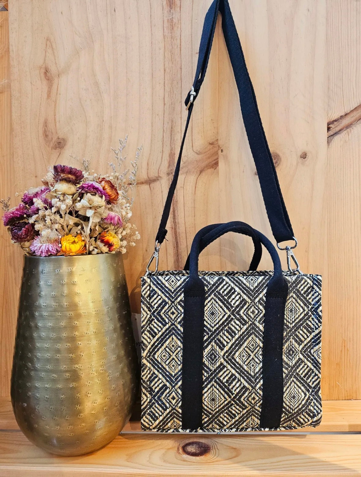 Sac bandoulière tissé noir & beige – Esprit bohème chic