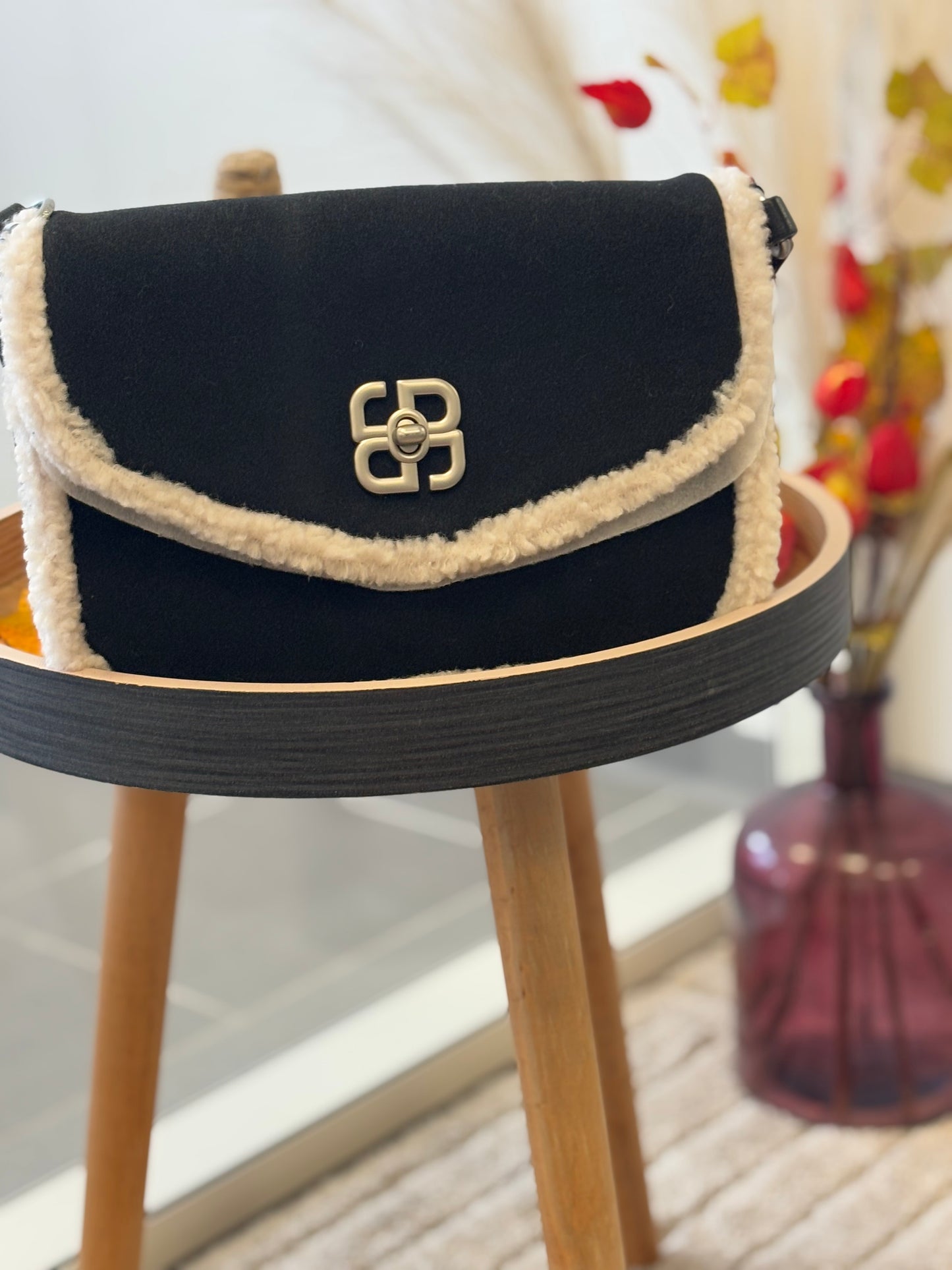 Sac bandoulière noir bordure sherpa