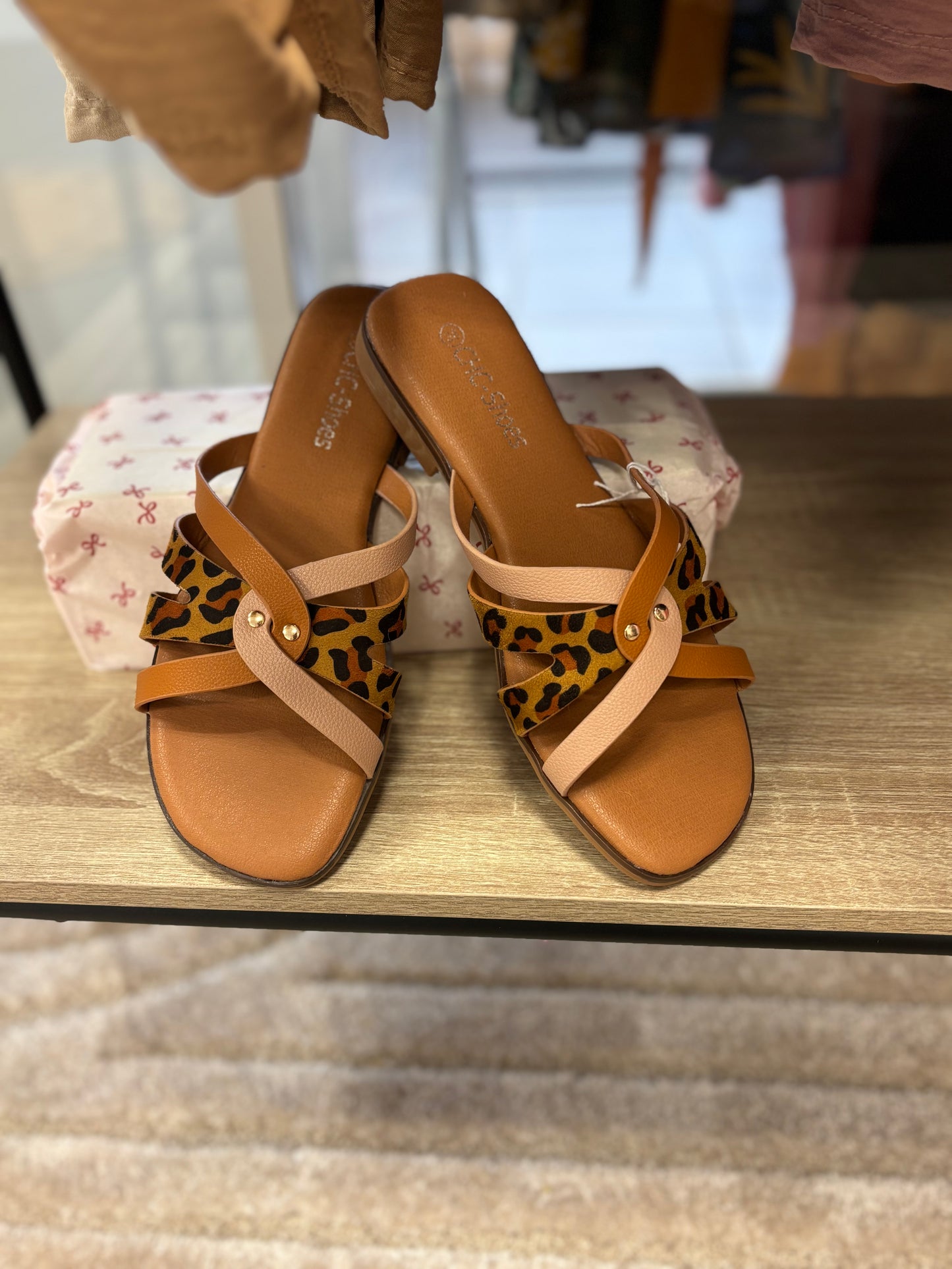 Sandales imprimé léopard – Audace et féminité