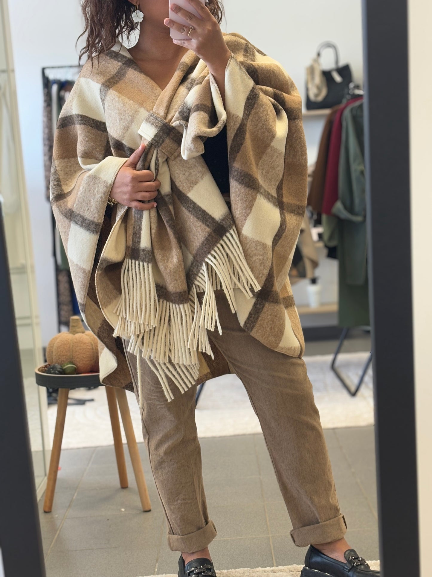 Poncho ceinturé à carreaux beige et marron
