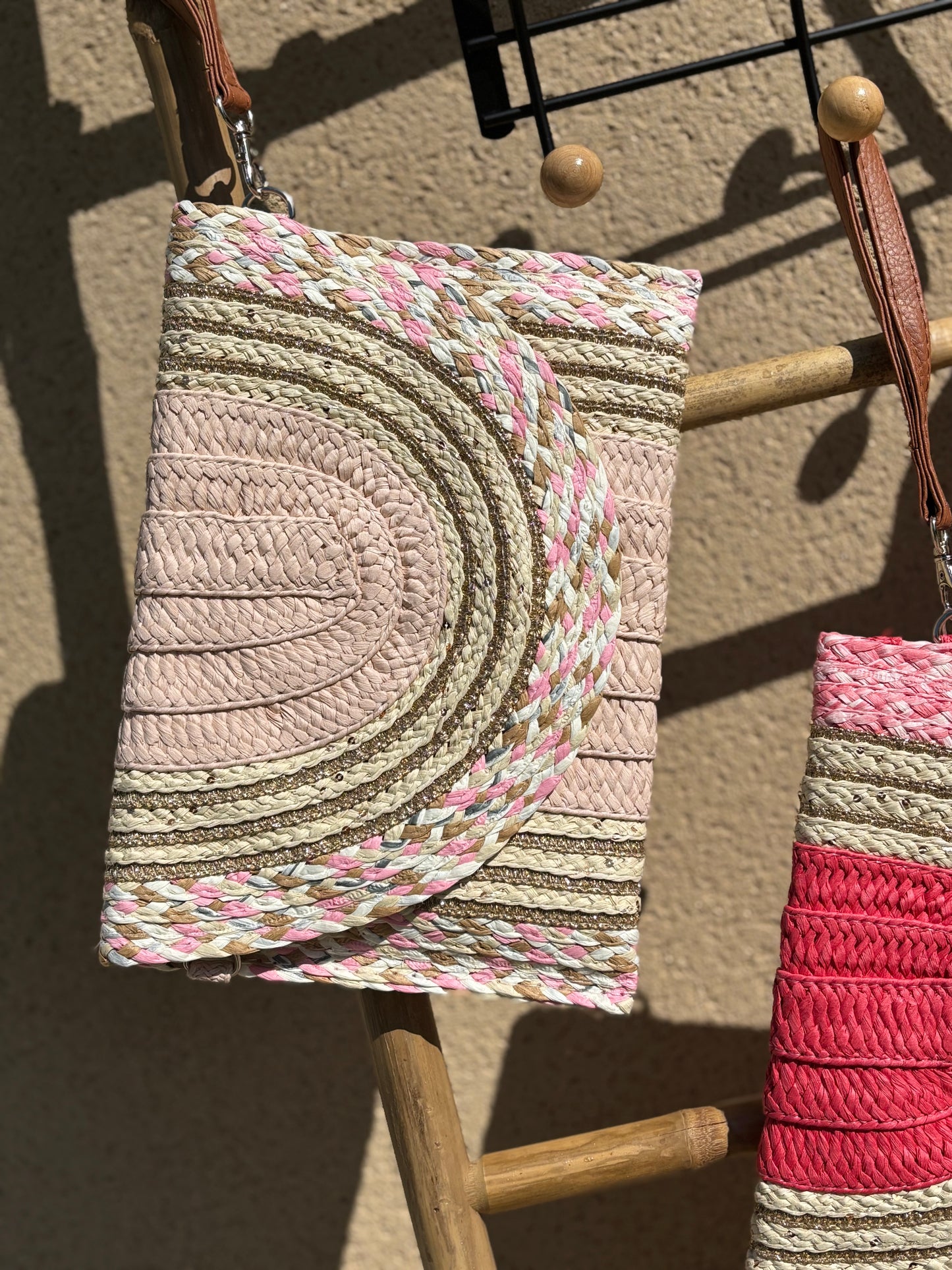 Pochette tressée en fibres naturelles – rose claire