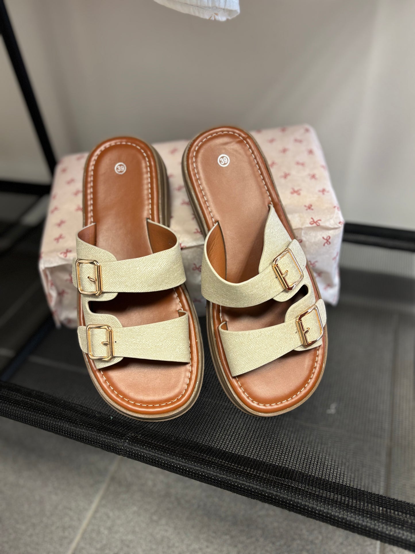 Sandales à boucles beiges – Élégance & confort