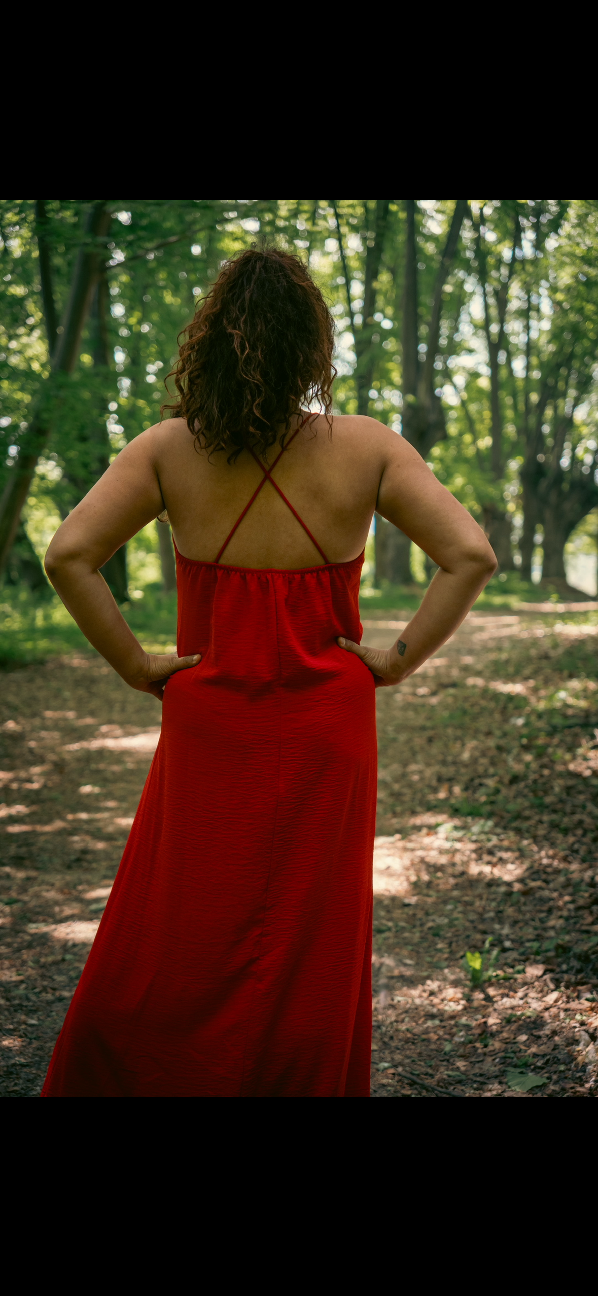 Robe Longue Rouge – Élégance & Caractère