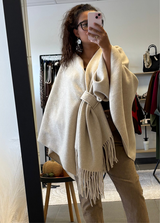 Poncho beige ceinturé à franges