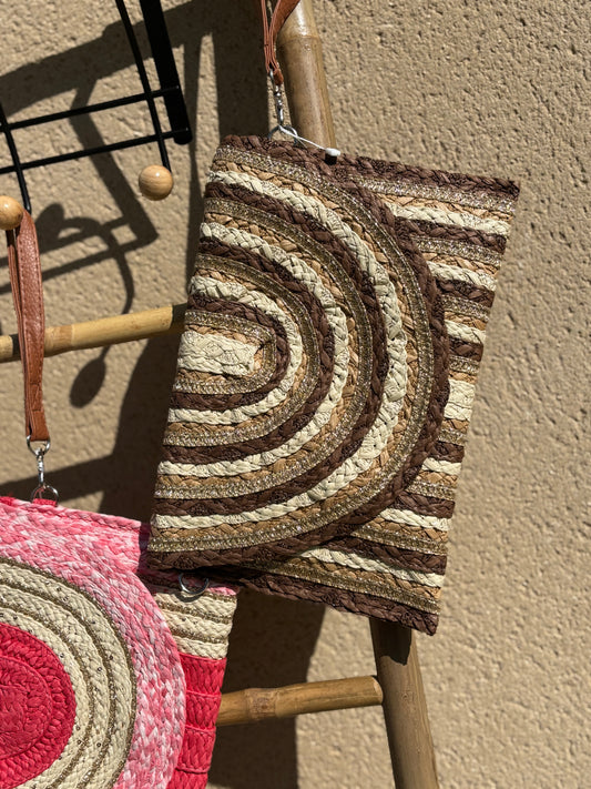 Pochette tressée en fibres naturelles marron