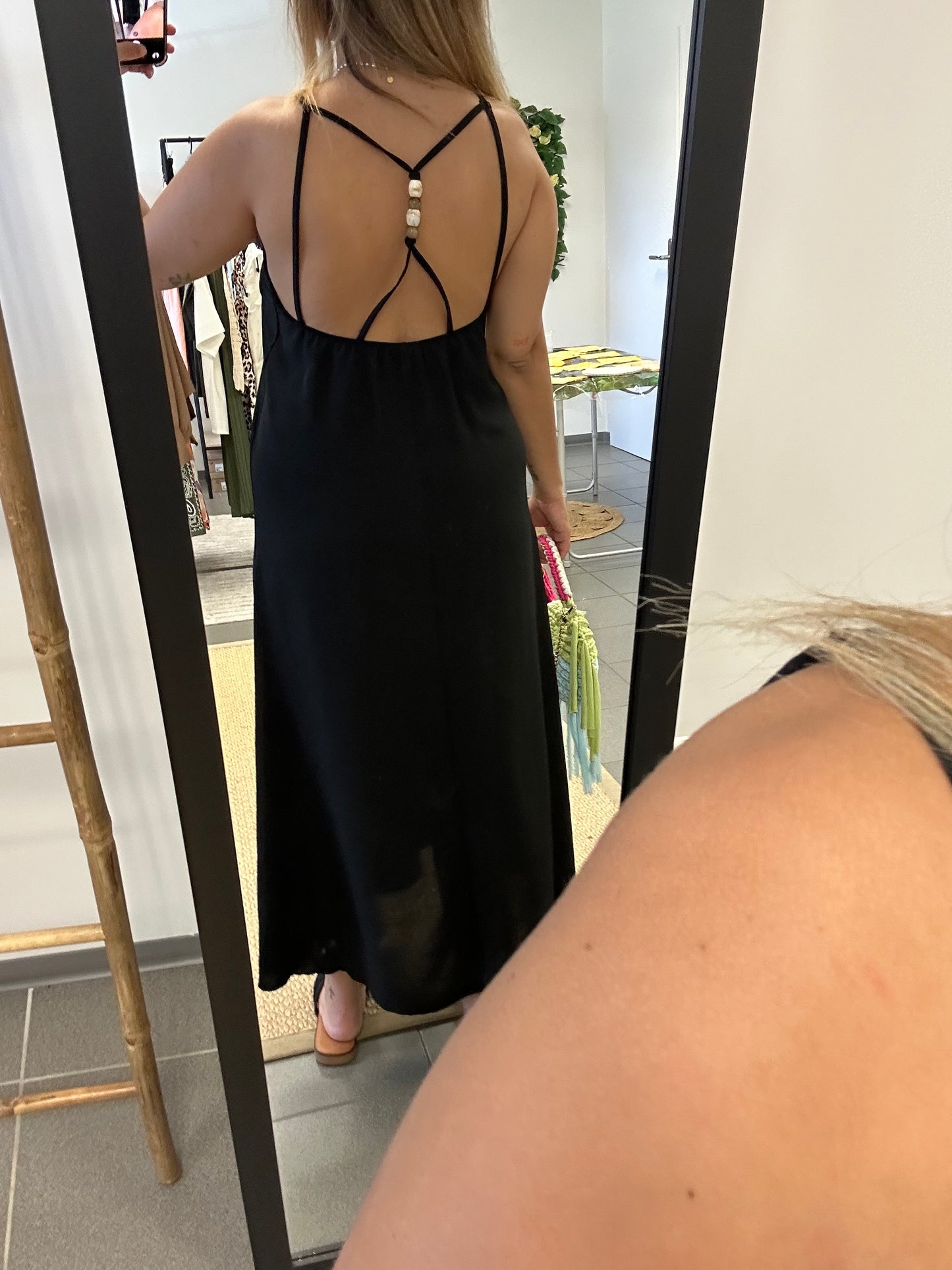 ✨ Robe longue noire dos bijou – Élégance intemporelle ✨