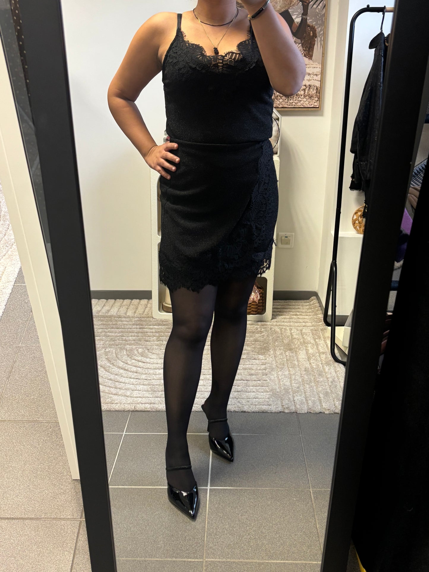 Top noir à dentelle – Féminin & intemporel