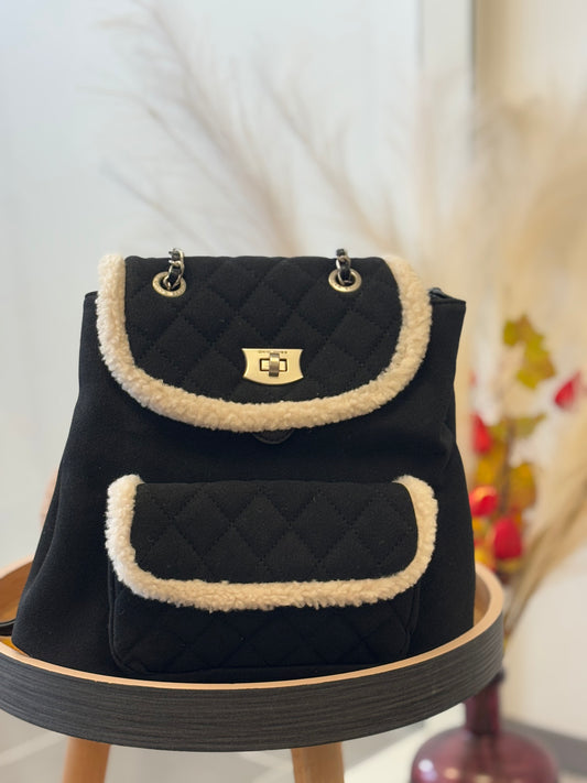 Sac à dos noir matelassé bordure sherpa