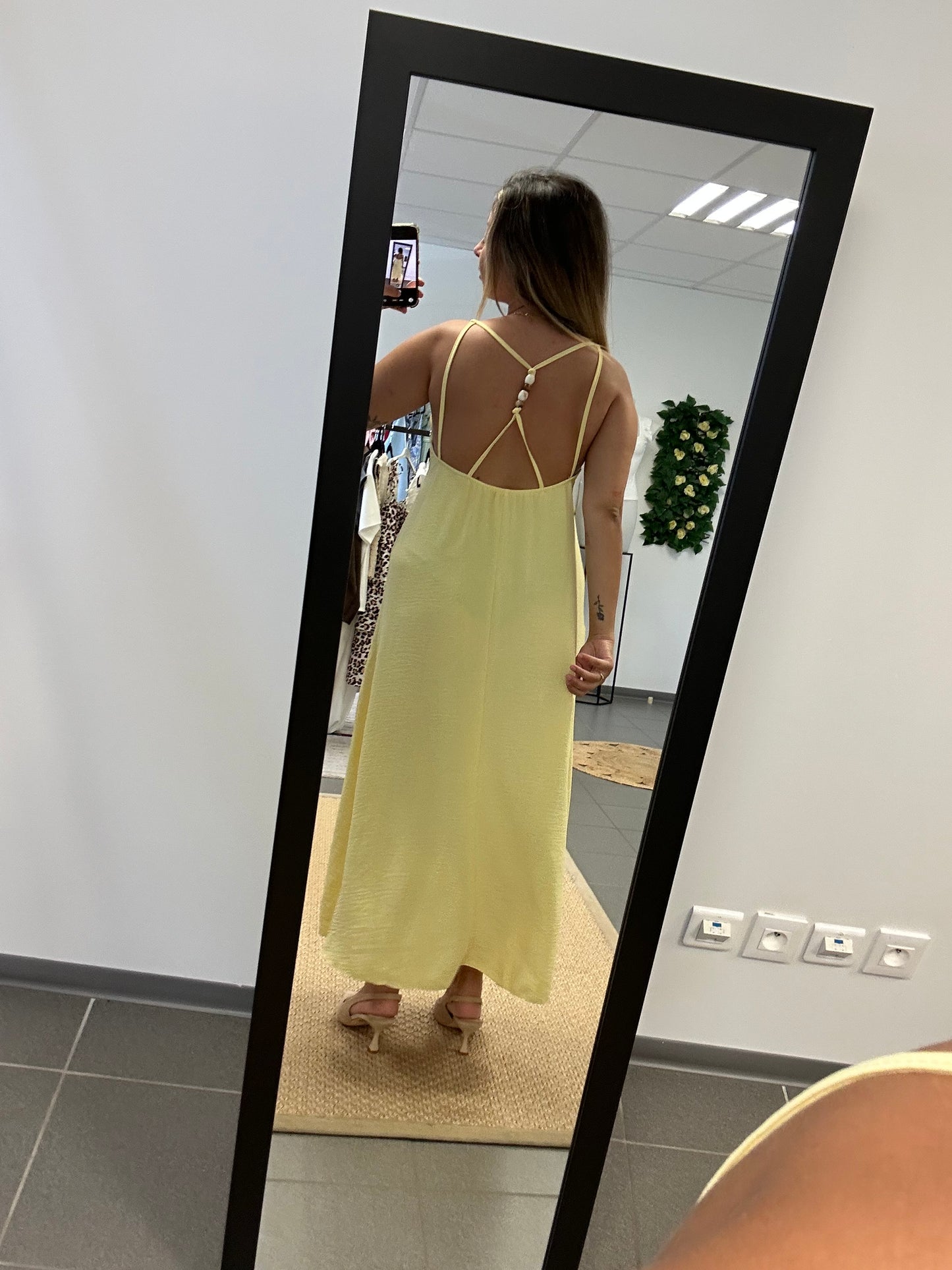 ✨ Robe longue jaune  dos bijou – Élégance intemporelle ✨