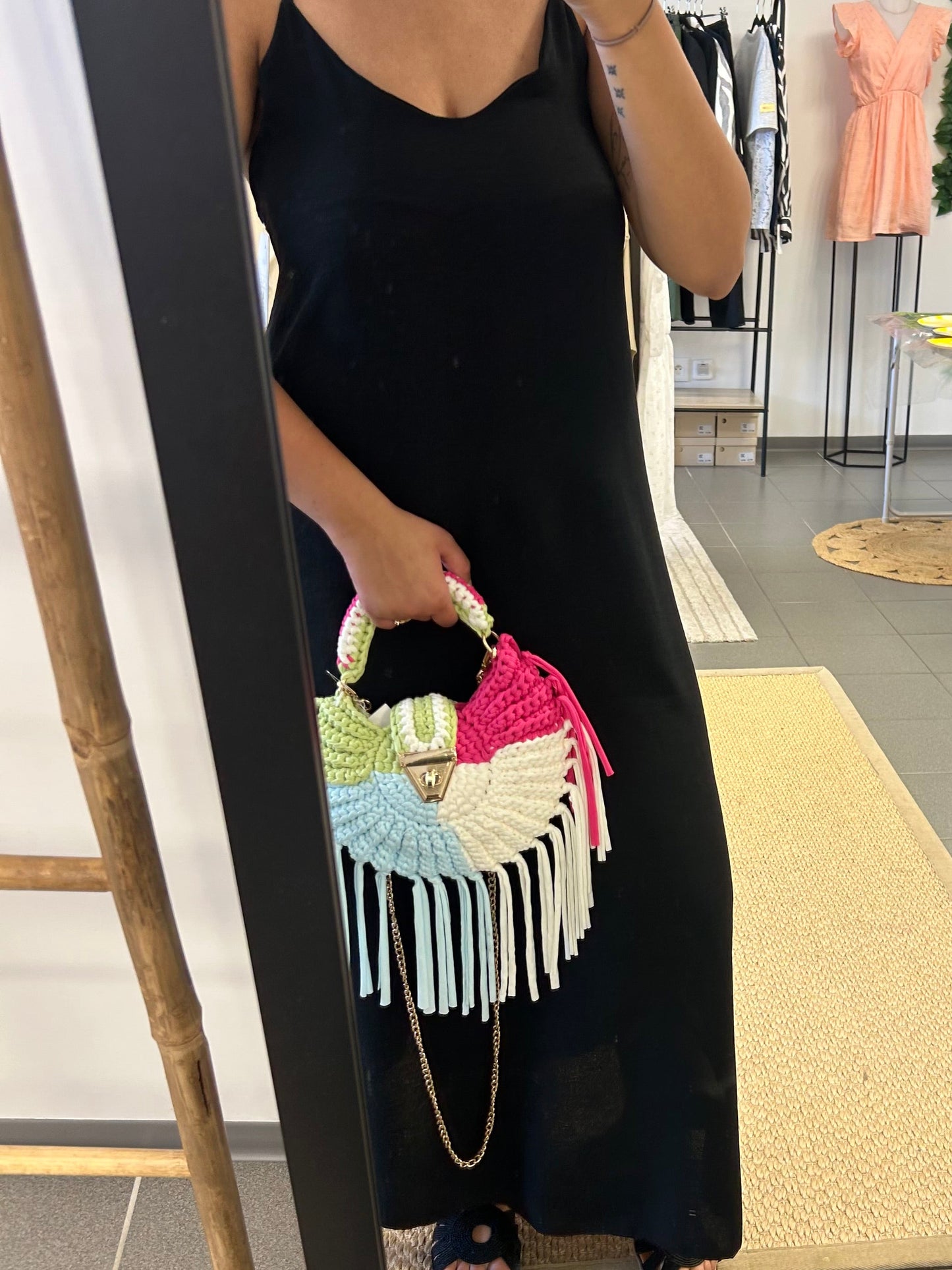 ✨ Robe longue noire dos bijou – Élégance intemporelle ✨