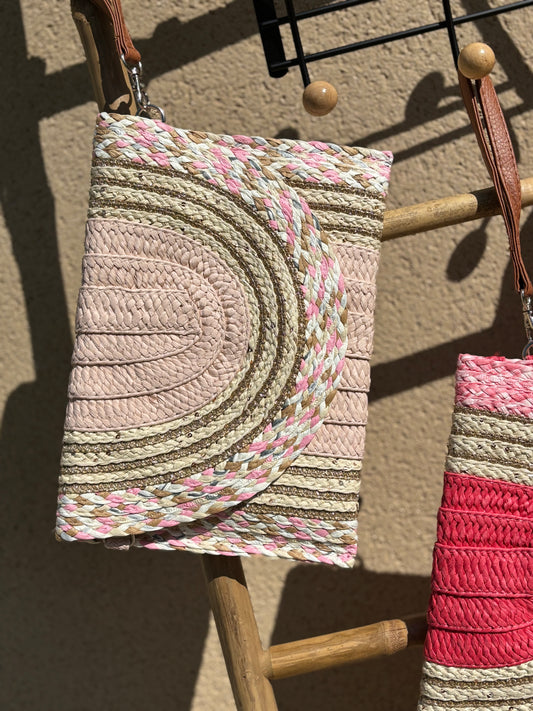 Pochette tressée en fibres naturelles – rose claire